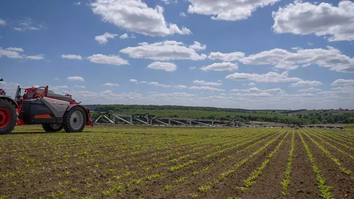 Pulvérisateur KARAN dans un champ