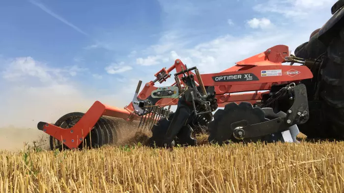 Vue sur un déchaumeur OPTIMER XL KUHN