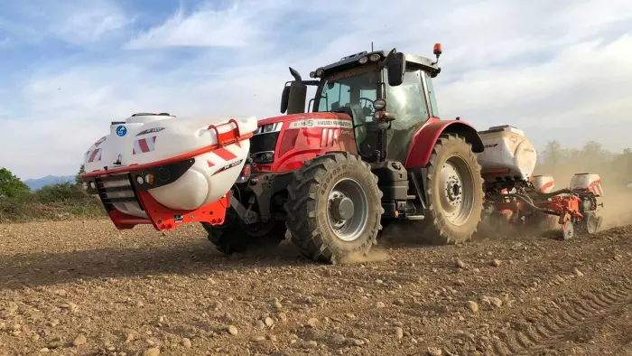 Pulvérisateur frontal PF avec semoir Monograine MAXIMA 3 TIML e