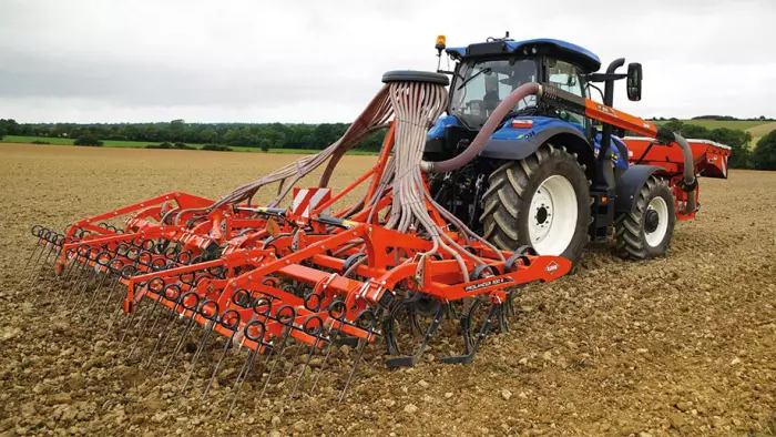 Cultivateur à dents vibrantes PROLANDER équipé d'un kit semis et d'une triple herse