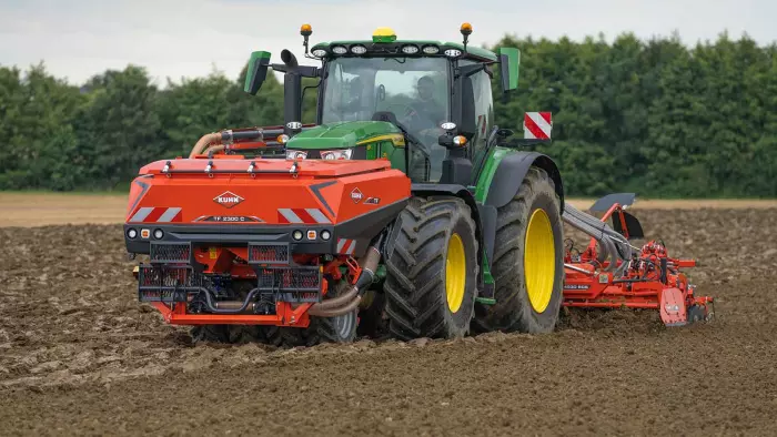 Combiné de semis avec trémie frontale double cuve TF 2300 C 