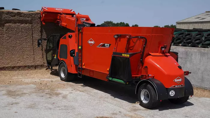 Mélangeuses automotrices SPW Power en train de désiler un silo d'ensilage de maïs