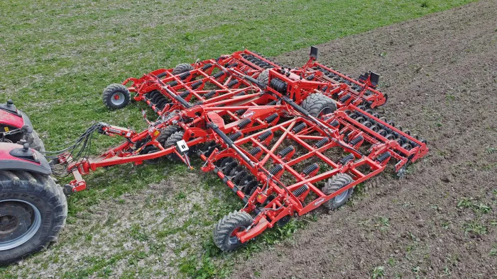 Les disques de pré-découpe facilent le passage des dents et permettent d'accélerer la décomposition des végétaux dans le sol,