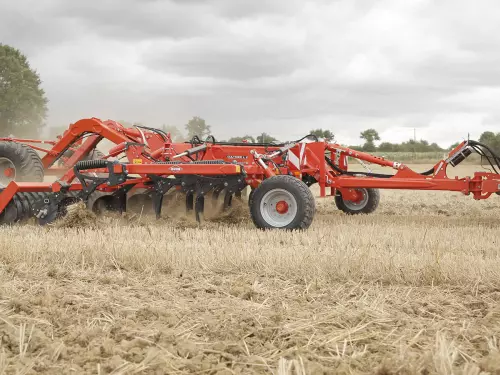 Vue sur un déchaumeur CULTIMER L KUHN au travail