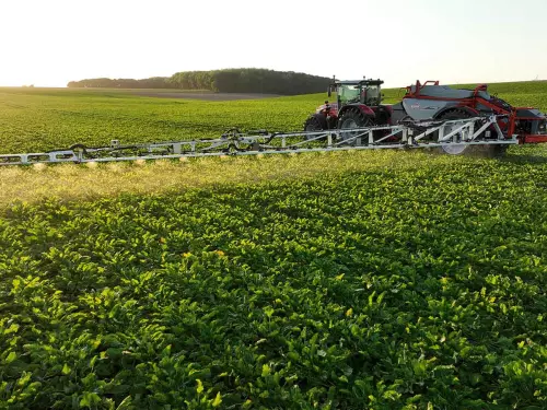 Pulvérisateur agricole trainé KARAN dans un champ de betteraves