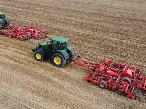 deux déchaumeurs à dents higlander au travail