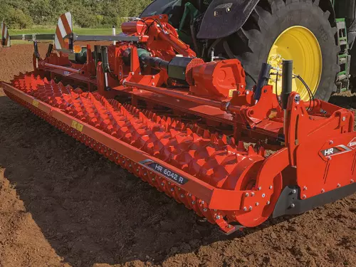 Herse rotative repliable HR 6042 R attelée à un tracteur John Deere
