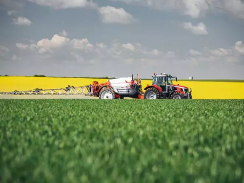 Pulvérisateur agricole trainé METRIS 2 dans un champ de blé 