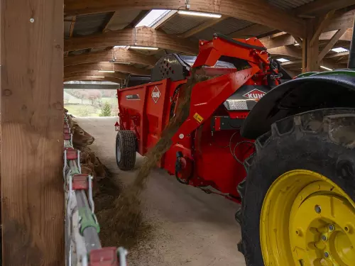 Pailleuse distributrice PRIMOR GII 100.1 Polydrive en cours de distribution de l'alimentation d'un troupeau de vaches