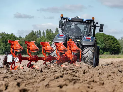 Vue d'une charrue VARi-MASTER M dans un champ