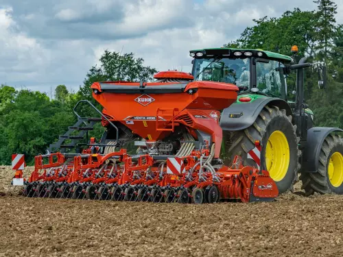 Combiné de semis VENTA 1000 en train de seme
