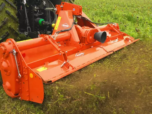 Emiettement et mélange terre/résidus parfait grâce au réglage hydraulique du capot arrière
