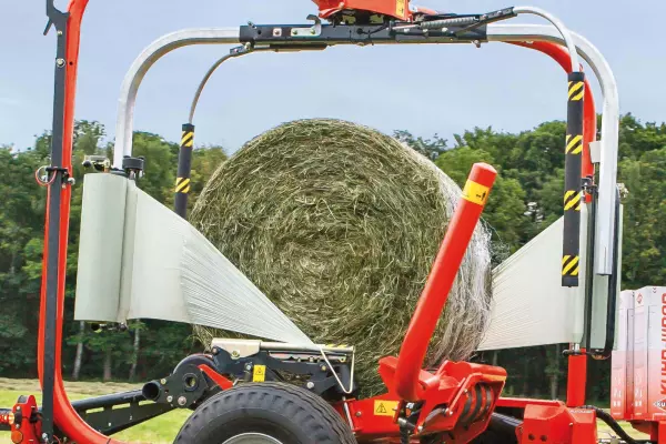 Les bras satellites à entraînement central supportent chacun un pré-étireur portant un rouleau de film de 750 mm.