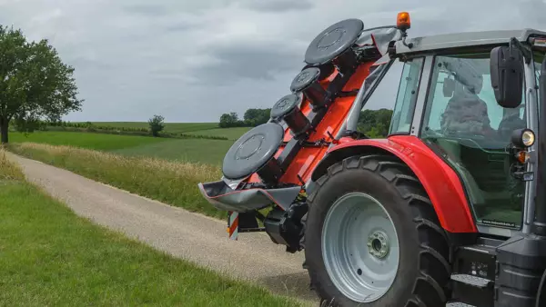Les assiettes de la faucheuse à tambours tournent librement