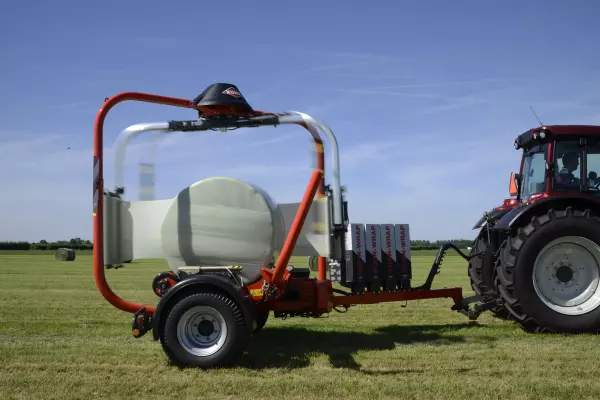 L'enrubanneuse est dotée d'un double satellite à grande vitesse améliorant son fonctionnement afin d'augmenter sa vitesse à 40 t/min pour une vitesse de 5 km/h.