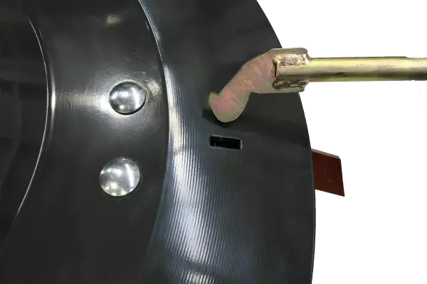 Vous pouvez changer les couteaux très simplement, à l'aide d'un outil en forme de crochet.