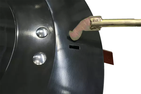 Vous pouvez changer les couteaux très simplement, à l'aide d'un outil en forme de fourchette.