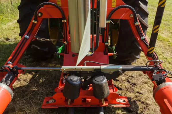 Un coupe-film hydraulique maintient et coupe le film automatiquement.