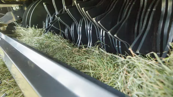 Le rouleau POWER FEED est un rouleau d’alimentation actif qui suit précisément la hauteur de l’andain