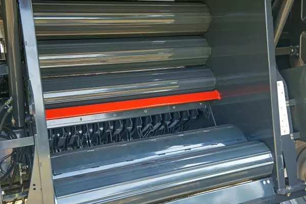 18 rouleaux en acier au profil symétrique assurent une rotation fiable de la balle