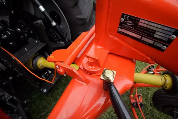 Lorsque la machine est relevée, la tête d'attelage se verrouille automatiquement en position centrale pour une grande sécurité.