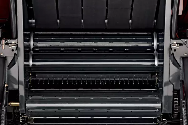 Le système à 5 courroies et 3 rouleaux de la chambre de pressage de la VBP série 3200 assure une formation rapide de balles régulières.