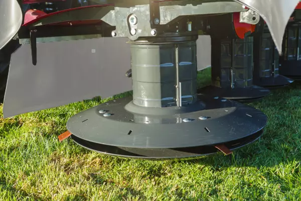 Les capots de protection frontaux et latéraux sont rabattables vers le haut.