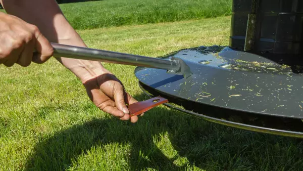 Le capot frontal est rabattable pour mieux accéder aux couteaux.