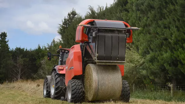 Le système de liage par filet avec technologie d'étirage active assure des balles de forme optimale grâce à la tension constante du filet.