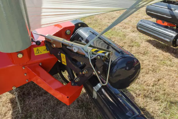 Les coupe-films réputés de type « ciseaux » maintiennent et coupent le film.