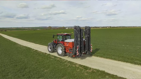 Rampes bien intégrées aux dimensions de la machine pour une compacité maximale