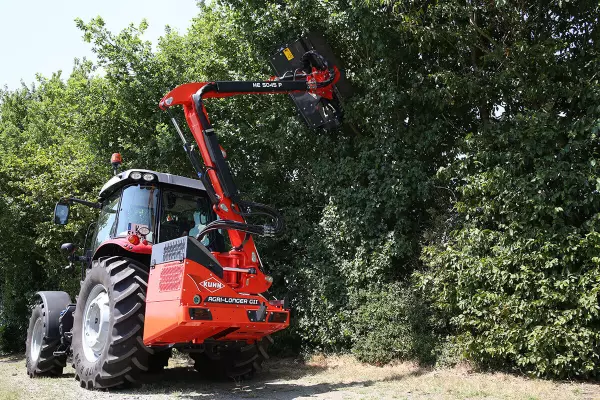 Accès aux chantiers les plus variés sur la Faucheuse Débroussailleuse KUHN AGRI-LONGER GII à sécurité pivot