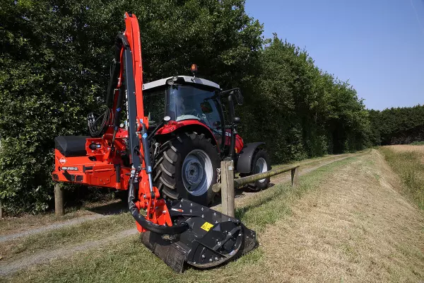 Contournement d'obstacles sur la Faucheuse Débroussailleuse KUHN AGRI-LONGER GII à sécurité pivot
