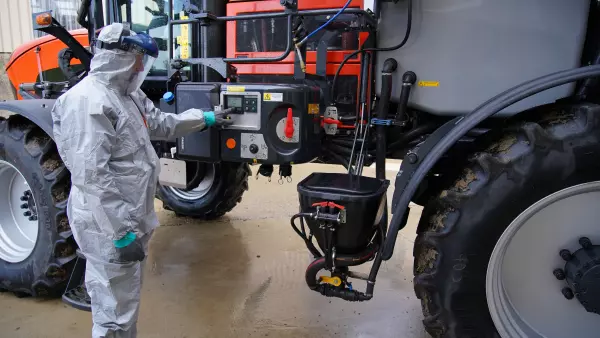 Photo de l'opérateur au poste de mise en œuvre de l'automoteur ARTEC RS20