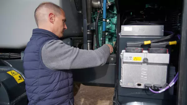 Photo de l'opérateur procédant à la maintenance de l'automoteur ARTEC RS20
