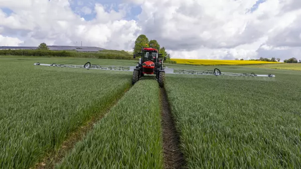 Photo de l'automoteur ARTEC RS20 au travail dans un champ de blé, vu de face