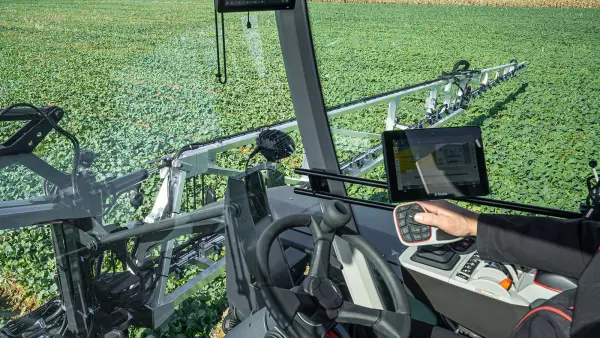 Cabine de l'automoteur ARTEC F40 EVO vue depuis le siège conducteur