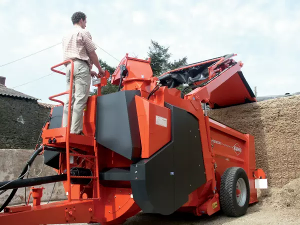 Passerelle de chargement pour désiler dans le plus grand confort sur les Désileuses Pailleuses Recycleuse ATHENOR 6070