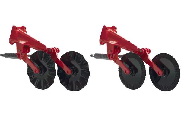 Deux disques ouvreurs disponibles sur le semoir traîné pour semis direct ou agriculture de conservation AUROCK, disque ondulé ou gaufré.