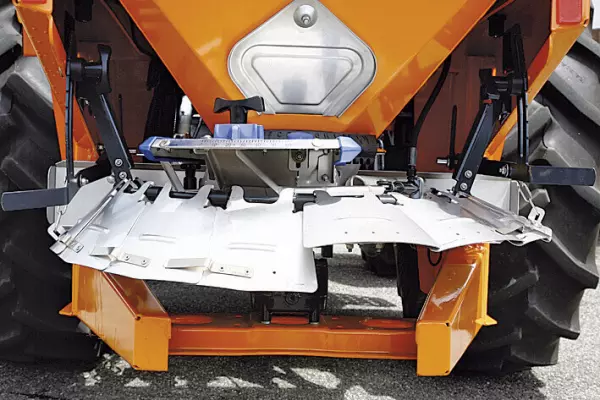 Largeur de travail facilement réglable sur épandeur sel et sable AXEO