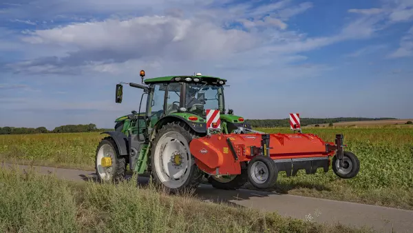 Consolidez les buttes grâce aux roues de pression optionnelles disponibles pour le broyeur BFP 320