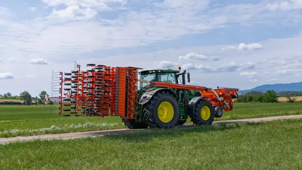 Combiné de semis au transport composé de la herse ortative HR 4530 RCS et de la barre de semis BTFR 4530