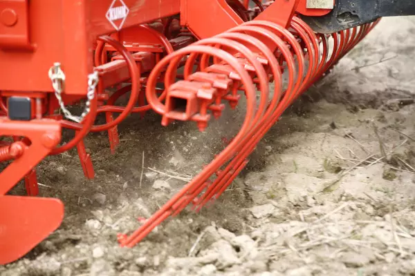 Rangées de dents sur cultivateur intégré CD 300