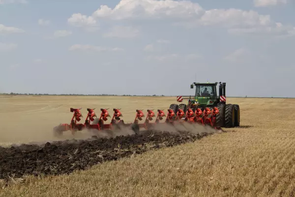 La charrue semi-portée chariot CHALLENGER en version hors-raie