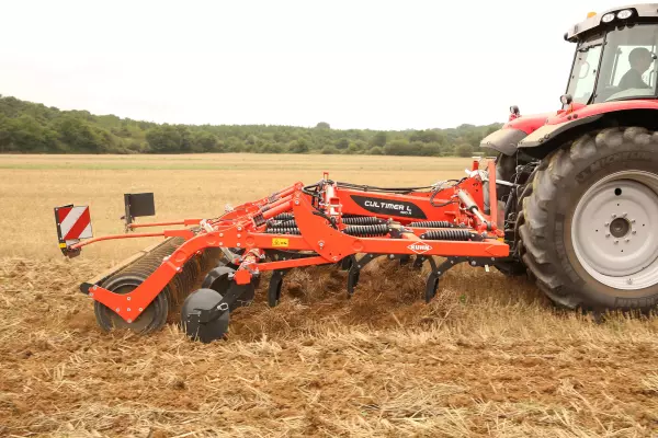 CULTIMER L 400R vybavený zahrnovacími disky