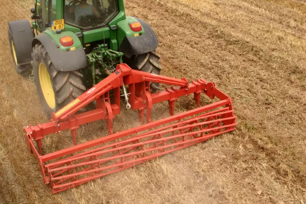 Vue arrière sur l'attelage du décompacteur sur un tracteur