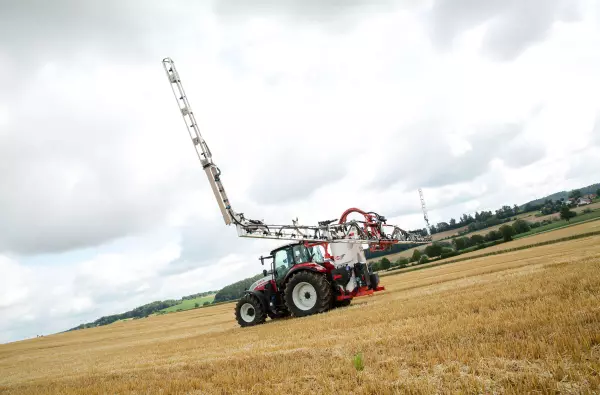 Le parallélogramme permet de positionner la buse à 2,5m de hauteur