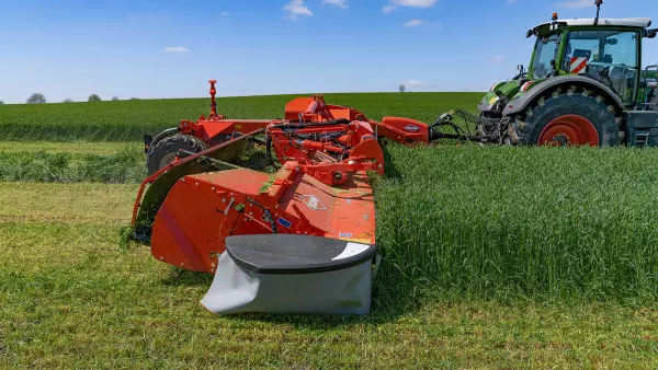 La qualité de suivi de terrain est exemplaire avec la faucheuse-conditionneuse FC 13460 RA