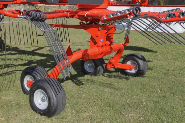 4 roues en position tandem, au plus près du rotor pour le suivi du terrain