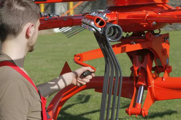 Réglage de la hauteur d'andainage par manivelle